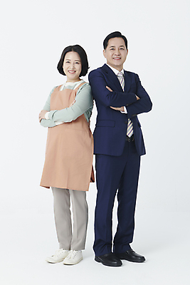 포토 JPG 스튜디오촬영 전신 여자 남자 중년 50대 서기 미소 누끼 정장 두명 앞모습 옆모습 팔짱 앞치마 한국인 비즈니스맨 중년만 소상공인 국내포토 직업 옷 뷰포인트 비즈니스 모션 실내 표정 사람 동양인 성인 경제 직장인 상인 성인만 파일형식