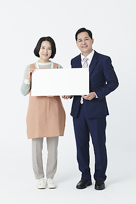 포토 JPG 스튜디오촬영 전신 여자 남자 중년 50대 사각프레임 프레임 서기 미소 들기 누끼 정장 두명 앞모습 앞치마 한국인 비즈니스맨 보여주기 중년만 소상공인 국내포토 직업 옷 뷰포인트 비즈니스 모션 실내 표정 사람 동양인 성인 경제 사각형 직장인 상인 성인만 파일형식