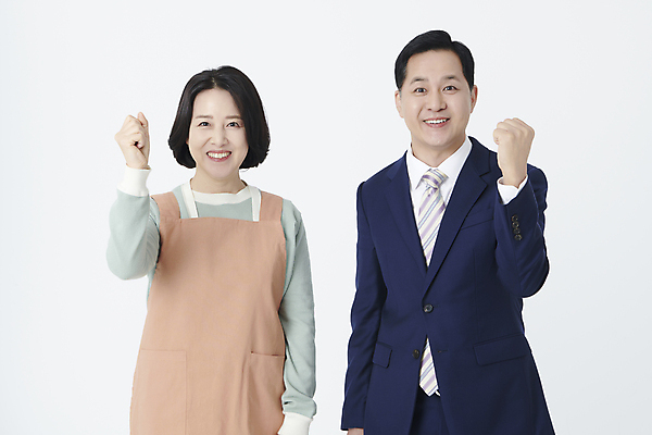 포토 JPG 스튜디오촬영 여자 남자 중년 50대 미소 누끼 정장 상반신 두명 앞모습 파이팅 앞치마 주먹 한국인 비즈니스맨 중년만 소상공인 국내포토 직업 옷 뷰포인트 비즈니스 모션 실내 표정 사람 동양인 성인 경제 직장인 상인 성인만 파일형식