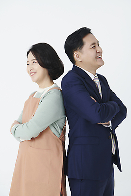 포토 JPG 스튜디오촬영 여자 남자 중년 50대 미소 누끼 정장 상반신 두명 옆모습 팔짱 앞치마 한국인 등맞대기 비즈니스맨 중년만 소상공인 국내포토 직업 옷 뷰포인트 비즈니스 모션 실내 표정 사람 동양인 성인 경제 직장인 상인 성인만 파일형식