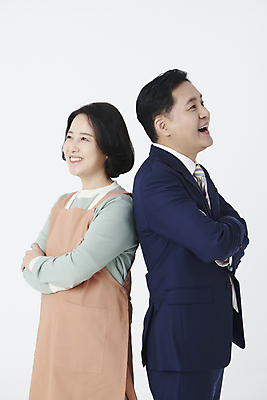 포토 JPG 스튜디오촬영 여자 남자 중년 50대 미소 누끼 정장 상반신 두명 옆모습 팔짱 앞치마 한국인 등맞대기 비즈니스맨 중년만 소상공인 국내포토 직업 옷 뷰포인트 비즈니스 모션 실내 표정 사람 동양인 성인 경제 직장인 상인 성인만 파일형식