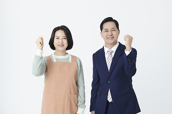 포토 JPG 스튜디오촬영 여자 남자 중년 50대 미소 누끼 정장 상반신 두명 앞모습 파이팅 앞치마 주먹 한국인 비즈니스맨 중년만 소상공인 국내포토 직업 옷 뷰포인트 비즈니스 모션 실내 표정 사람 동양인 성인 경제 직장인 상인 성인만 파일형식