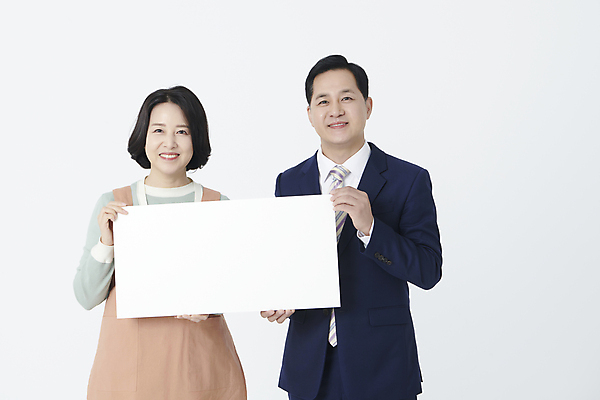 포토 JPG 스튜디오촬영 여자 남자 중년 50대 사각프레임 프레임 미소 들기 누끼 정장 상반신 두명 앞모습 앞치마 한국인 비즈니스맨 보여주기 중년만 소상공인 국내포토 직업 옷 뷰포인트 비즈니스 모션 실내 표정 사람 동양인 성인 경제 사각형 직장인 상인 성인만 파일형식