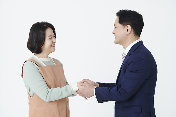 포토 JPG 스튜디오촬영 여자 남자 중년 50대 악수 미소 누끼 정장 상반신 두명 옆모습 마주보기 손잡기 앞치마 화목 한국인 비즈니스맨 중년만 소상공인 국내포토 직업 옷 뷰포인트 컨셉 비즈니스 모션 실내 표정 사람 동양인 손짓 성인 경제 직장인 상인 성인만 파일형식