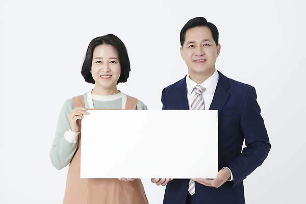 포토 JPG 스튜디오촬영 여자 남자 중년 50대 사각프레임 프레임 미소 들기 누끼 정장 상반신 두명 앞모습 앞치마 한국인 비즈니스맨 보여주기 중년만 소상공인 국내포토 직업 옷 뷰포인트 비즈니스 모션 실내 표정 사람 동양인 성인 경제 사각형 직장인 상인 성인만 파일형식