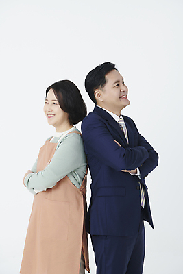 포토 JPG 스튜디오촬영 여자 남자 중년 50대 미소 누끼 정장 상반신 두명 옆모습 팔짱 앞치마 한국인 등맞대기 비즈니스맨 중년만 소상공인 국내포토 직업 옷 뷰포인트 비즈니스 모션 실내 표정 사람 동양인 성인 경제 직장인 상인 성인만 파일형식