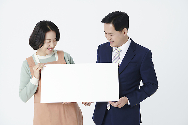 포토 JPG 스튜디오촬영 응시 여자 남자 중년 50대 사각프레임 프레임 미소 들기 누끼 정장 상반신 두명 앞모습 앞치마 한국인 비즈니스맨 보여주기 중년만 소상공인 국내포토 직업 시선 옷 뷰포인트 비즈니스 모션 실내 표정 사람 동양인 성인 경제 사각형 직장인 상인 성인만 파일형식