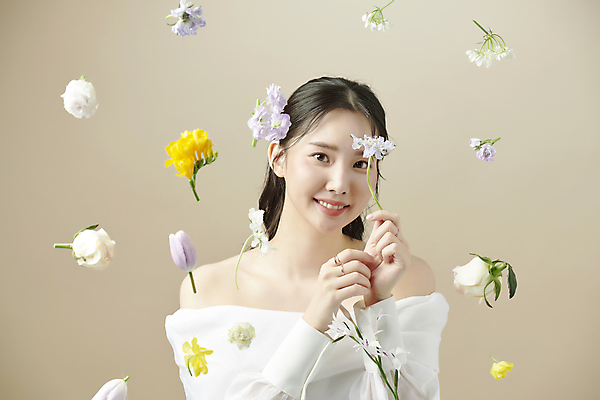 포토 JPG 스튜디오촬영 응시 여자 꽃 한명 미소 들기 상반신 20대 성인 공중 앞모습 뷰티 한국인 의료성형뷰티 성인여자한명만 국내포토 식물 1 시선 뷰포인트 모션 실내 표정 사람 동양인 청년 여자한명만 성인여자만 파일형식
