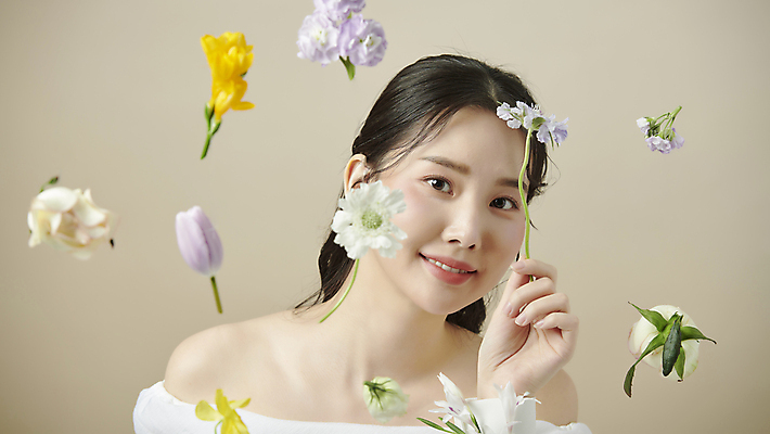 포토 JPG 스튜디오촬영 응시 여자 꽃 한명 미소 들기 상반신 20대 성인 공중 앞모습 뷰티 한국인 의료성형뷰티 성인여자한명만 국내포토 식물 1 시선 뷰포인트 모션 실내 표정 사람 동양인 청년 여자한명만 성인여자만 파일형식