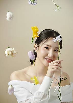 포토 JPG 스튜디오촬영 응시 여자 꽃 한명 미소 들기 상반신 20대 성인 공중 앞모습 뷰티 한국인 의료성형뷰티 성인여자한명만 국내포토 식물 1 시선 뷰포인트 모션 실내 표정 사람 동양인 청년 여자한명만 성인여자만 파일형식