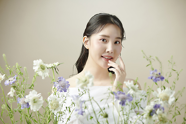 포토 JPG 스튜디오촬영 응시 여자 꽃 한명 미소 손짓 상반신 20대 성인 앞모습 뷰티 한국인 소프트포커스 의료성형뷰티 성인여자한명만 국내포토 식물 1 시선 뷰포인트 모션 촬영기법 실내 표정 사람 동양인 청년 여자한명만 성인여자만 파일형식