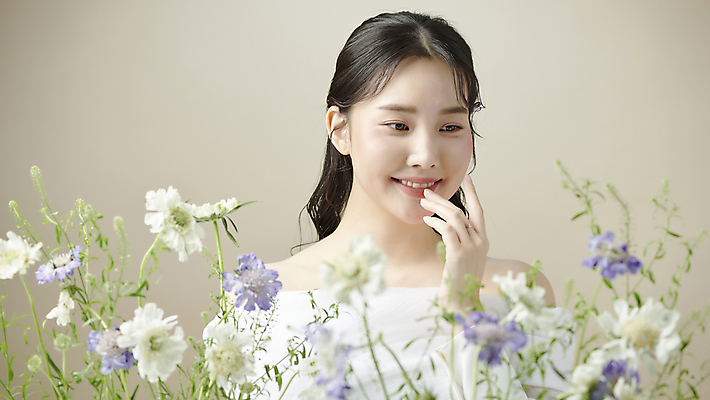 포토 JPG 스튜디오촬영 여자 꽃 한명 미소 손짓 상반신 20대 성인 앞모습 뷰티 한국인 소프트포커스 의료성형뷰티 성인여자한명만 내려보기 국내포토 식물 1 뷰포인트 모션 촬영기법 실내 표정 사람 동양인 청년 여자한명만 성인여자만 파일형식