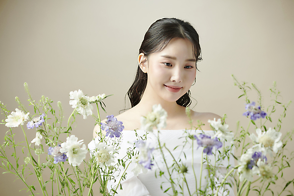 포토 JPG 스튜디오촬영 여자 꽃 한명 미소 상반신 20대 성인 앞모습 뷰티 한국인 소프트포커스 의료성형뷰티 성인여자한명만 내려보기 국내포토 식물 1 뷰포인트 모션 촬영기법 실내 표정 사람 동양인 청년 여자한명만 성인여자만 파일형식
