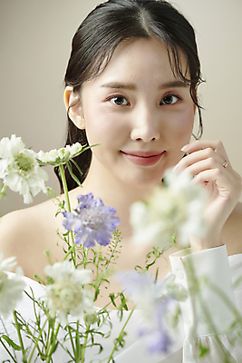 포토 JPG 스튜디오촬영 응시 여자 꽃 한명 미소 손짓 상반신 20대 성인 앞모습 뷰티 한국인 소프트포커스 의료성형뷰티 성인여자한명만 국내포토 식물 1 시선 뷰포인트 모션 촬영기법 실내 표정 사람 동양인 청년 여자한명만 성인여자만 파일형식