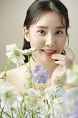 포토 JPG 스튜디오촬영 응시 여자 꽃 한명 미소 손짓 상반신 20대 성인 앞모습 뷰티 한국인 소프트포커스 의료성형뷰티 성인여자한명만 국내포토 식물 1 시선 뷰포인트 모션 촬영기법 실내 표정 사람 동양인 청년 여자한명만 성인여자만 파일형식