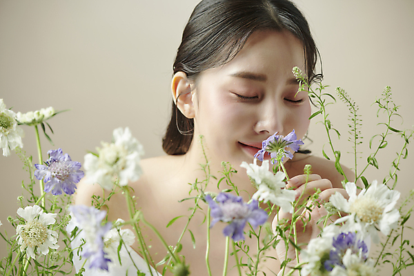 포토 JPG 스튜디오촬영 여자 꽃 한명 미소 상반신 20대 성인 앞모습 뷰티 눈감음 한국인 잡기 소프트포커스 향기 의료성형뷰티 성인여자한명만 국내포토 식물 1 뷰포인트 모션 촬영기법 실내 표정 사람 동양인 청년 냄새 여자한명만 성인여자만 파일형식