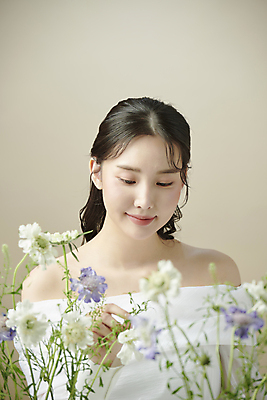 포토 JPG 스튜디오촬영 여자 꽃 한명 미소 상반신 20대 성인 앞모습 뷰티 만지기 한국인 소프트포커스 의료성형뷰티 성인여자한명만 내려보기 국내포토 식물 1 뷰포인트 모션 촬영기법 실내 표정 사람 동양인 청년 여자한명만 성인여자만 파일형식