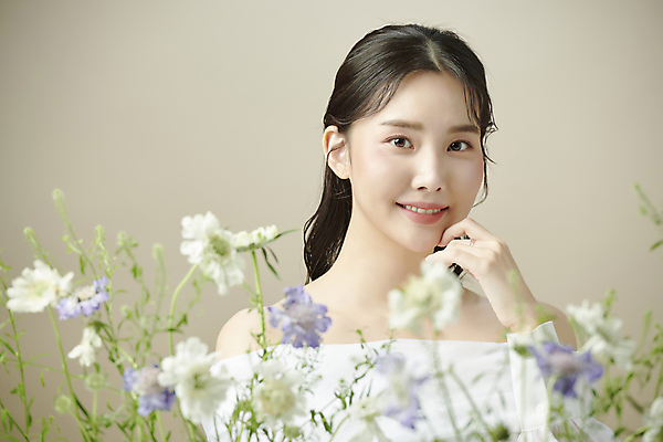 포토 JPG 스튜디오촬영 응시 여자 꽃 한명 미소 손짓 상반신 20대 성인 앞모습 뷰티 한국인 소프트포커스 의료성형뷰티 성인여자한명만 국내포토 식물 1 시선 뷰포인트 모션 촬영기법 실내 표정 사람 동양인 청년 여자한명만 성인여자만 파일형식