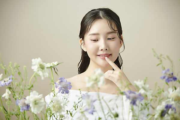 포토 JPG 스튜디오촬영 여자 꽃 한명 미소 손짓 상반신 20대 성인 앞모습 뷰티 한국인 소프트포커스 의료성형뷰티 성인여자한명만 내려보기 국내포토 식물 1 뷰포인트 모션 촬영기법 실내 표정 사람 동양인 청년 여자한명만 성인여자만 파일형식