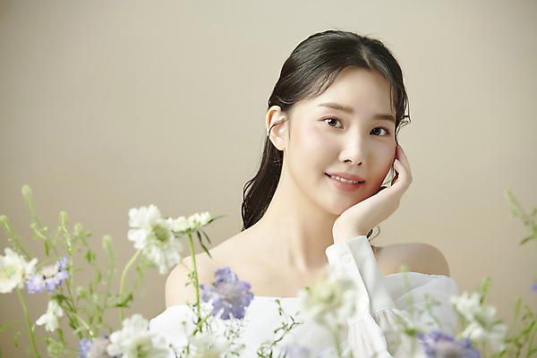 포토 JPG 스튜디오촬영 응시 여자 꽃 한명 미소 상반신 20대 성인 앞모습 뷰티 턱괴기 한국인 소프트포커스 의료성형뷰티 성인여자한명만 국내포토 식물 1 시선 뷰포인트 모션 촬영기법 실내 표정 사람 동양인 청년 여자한명만 성인여자만 파일형식