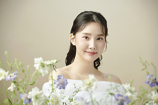 포토 JPG 스튜디오촬영 응시 여자 꽃 한명 미소 상반신 20대 성인 앞모습 뷰티 한국인 소프트포커스 의료성형뷰티 성인여자한명만 국내포토 식물 1 시선 뷰포인트 촬영기법 실내 표정 사람 동양인 청년 여자한명만 성인여자만 파일형식