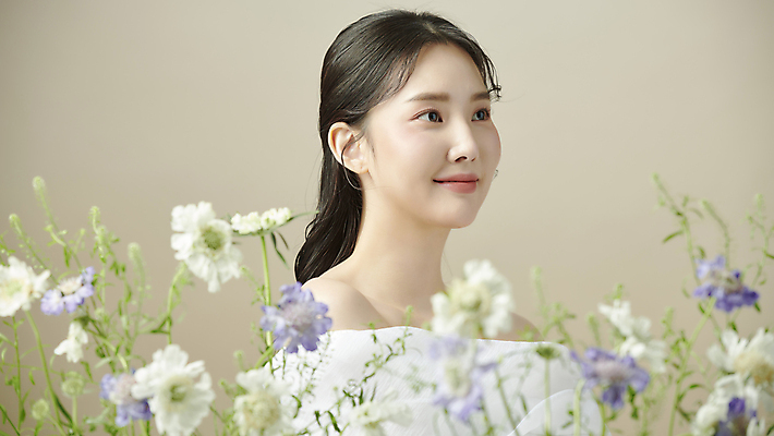 포토 JPG 스튜디오촬영 응시 여자 꽃 한명 미소 상반신 20대 성인 옆모습 뷰티 한국인 소프트포커스 의료성형뷰티 성인여자한명만 국내포토 식물 1 시선 뷰포인트 촬영기법 실내 표정 사람 동양인 청년 여자한명만 성인여자만 파일형식