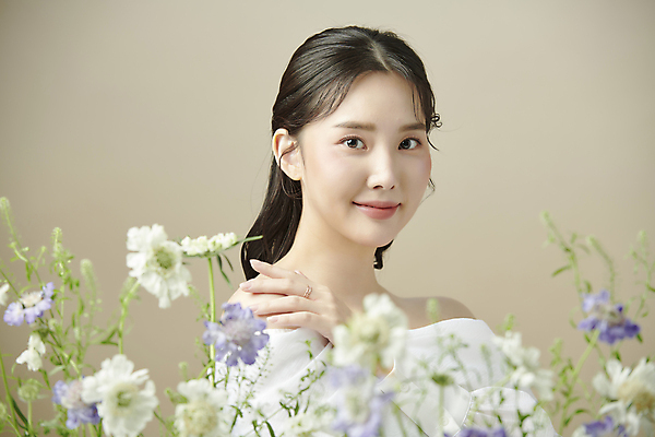 포토 JPG 스튜디오촬영 응시 여자 꽃 한명 미소 손짓 상반신 20대 성인 옆모습 뷰티 한국인 소프트포커스 의료성형뷰티 성인여자한명만 국내포토 식물 1 시선 뷰포인트 모션 촬영기법 실내 표정 사람 동양인 청년 여자한명만 성인여자만 파일형식