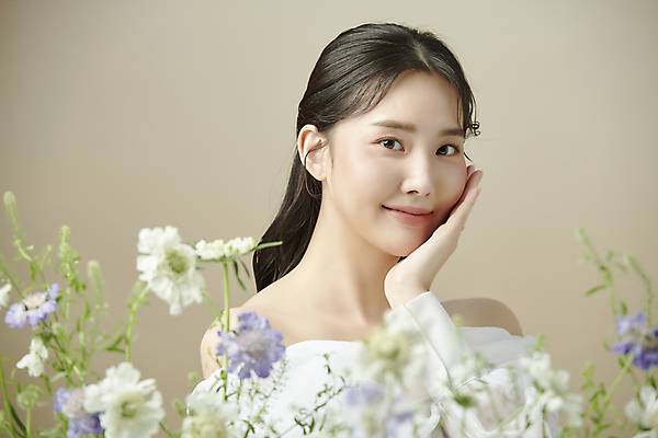 포토 JPG 스튜디오촬영 응시 여자 꽃 한명 미소 상반신 20대 성인 옆모습 뷰티 턱괴기 한국인 소프트포커스 의료성형뷰티 성인여자한명만 국내포토 식물 1 시선 뷰포인트 모션 촬영기법 실내 표정 사람 동양인 청년 여자한명만 성인여자만 파일형식