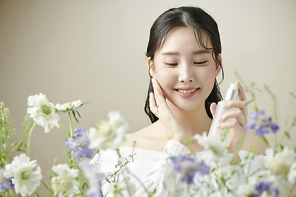 포토 JPG 스튜디오촬영 여자 꽃 한명 미소 들기 손짓 상반신 20대 성인 앞모습 뷰티 화장품 한국인 소프트포커스 피부관리 의료성형뷰티 성인여자한명만 내려보기 국내포토 식물 1 뷰포인트 모션 촬영기법 실내 표정 사람 동양인 청년 여자한명만 성인여자만 파일형식