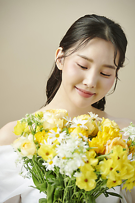 포토 JPG 스튜디오촬영 여자 꽃다발 한명 미소 들기 상반신 20대 성인 앞모습 뷰티 한국인 의료성형뷰티 성인여자한명만 내려보기 국내포토 1 꽃 뷰포인트 모션 실내 표정 사람 동양인 청년 여자한명만 성인여자만 파일형식