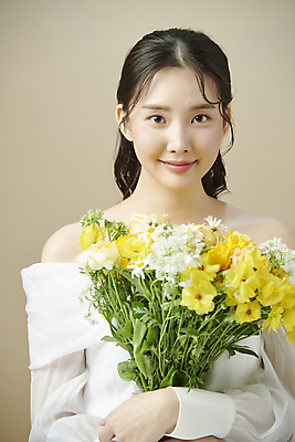 포토 JPG 스튜디오촬영 응시 여자 꽃다발 한명 미소 들기 상반신 20대 성인 앞모습 뷰티 한국인 의료성형뷰티 성인여자한명만 국내포토 1 시선 꽃 뷰포인트 모션 실내 표정 사람 동양인 청년 여자한명만 성인여자만 파일형식