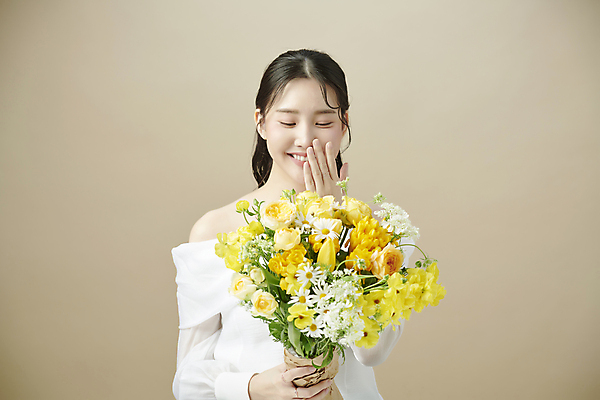 포토 JPG 스튜디오촬영 여자 꽃다발 한명 미소 들기 손짓 상반신 20대 성인 앞모습 뷰티 눈감음 한국인 입가림 의료성형뷰티 성인여자한명만 국내포토 1 꽃 뷰포인트 모션 실내 표정 사람 동양인 청년 가림 여자한명만 성인여자만 파일형식