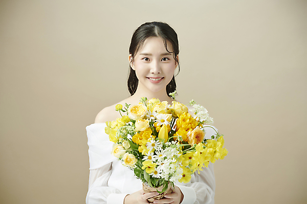 포토 JPG 스튜디오촬영 응시 여자 꽃다발 한명 미소 들기 상반신 20대 성인 앞모습 뷰티 한국인 의료성형뷰티 성인여자한명만 국내포토 1 시선 꽃 뷰포인트 모션 실내 표정 사람 동양인 청년 여자한명만 성인여자만 파일형식