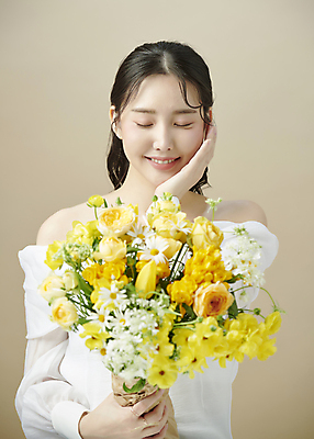 포토 JPG 스튜디오촬영 여자 꽃다발 한명 미소 들기 상반신 20대 성인 앞모습 뷰티 눈감음 턱괴기 한국인 의료성형뷰티 성인여자한명만 국내포토 1 꽃 뷰포인트 모션 실내 표정 사람 동양인 청년 여자한명만 성인여자만 파일형식