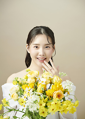 포토 JPG 스튜디오촬영 응시 여자 꽃다발 한명 미소 들기 손짓 상반신 20대 성인 앞모습 뷰티 한국인 의료성형뷰티 성인여자한명만 국내포토 1 시선 꽃 뷰포인트 모션 실내 표정 사람 동양인 청년 여자한명만 성인여자만 파일형식