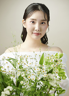 포토 JPG 스튜디오촬영 응시 여자 꽃다발 한명 미소 상반신 20대 성인 앞모습 뷰티 한국인 의료성형뷰티 성인여자한명만 국내포토 1 시선 꽃 뷰포인트 실내 표정 사람 동양인 청년 여자한명만 성인여자만 파일형식