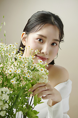 포토 JPG 스튜디오촬영 응시 여자 꽃다발 한명 미소 상반신 20대 성인 앞모습 뷰티 만지기 한국인 잡기 의료성형뷰티 성인여자한명만 국내포토 1 시선 꽃 뷰포인트 모션 실내 표정 사람 동양인 청년 여자한명만 성인여자만 파일형식