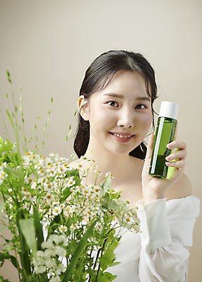 포토 JPG 스튜디오촬영 응시 여자 꽃다발 한명 미소 들기 상반신 20대 성인 앞모습 뷰티 화장품 한국인 보여주기 의료성형뷰티 성인여자한명만 국내포토 1 시선 꽃 뷰포인트 모션 실내 표정 사람 동양인 청년 여자한명만 성인여자만 파일형식