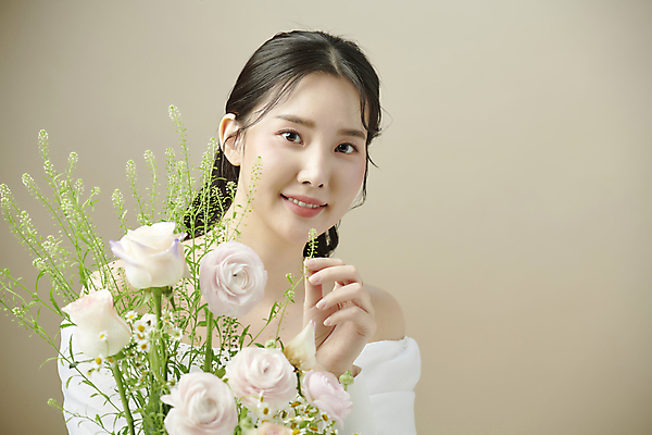 포토 JPG 스튜디오촬영 응시 여자 꽃다발 한명 미소 상반신 20대 성인 앞모습 뷰티 장미 만지기 한국인 잡기 의료성형뷰티 성인여자한명만 국내포토 1 시선 꽃 뷰포인트 모션 실내 표정 사람 동양인 청년 여자한명만 성인여자만 파일형식
