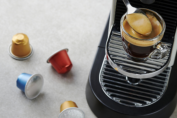 포토 JPG 스튜디오촬영 커피 근접촬영 사람없음 거품 커피잔 티스푼 커피메이커 에스프레소 추출 홈카페 에스프레소잔 캡슐커피 국내포토 음료 뷰포인트 잔 실내 숟가락 카페 커피용품 파일형식