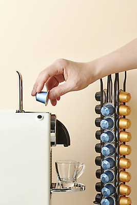 포토 JPG 스튜디오촬영 손 커피 들기 신체부위 커피잔 커피메이커 넣기 홈카페 에스프레소잔 캡슐커피 국내포토 음료 모션 잔 실내 사람 카페 커피용품 파일형식