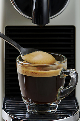 포토 JPG 스튜디오촬영 커피 근접촬영 사람없음 거품 커피잔 티스푼 커피메이커 에스프레소 추출 홈카페 에스프레소잔 캡슐커피 국내포토 음료 뷰포인트 잔 실내 숟가락 카페 커피용품 파일형식