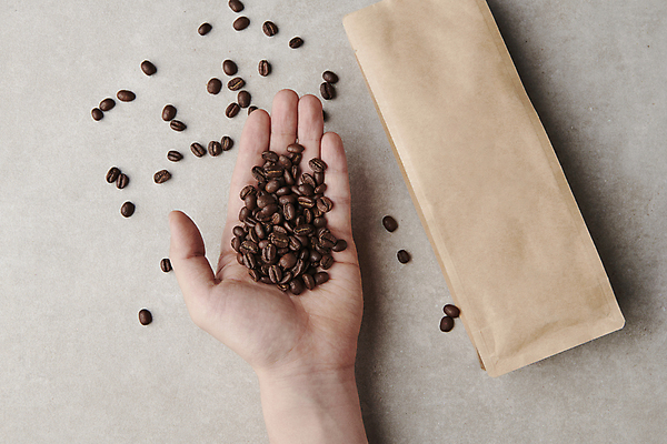 포토 JPG 스튜디오촬영 손 커피 들기 신체부위 종이봉투 원두 원두봉투 홈카페 국내포토 음료 모션 봉투 실내 사람 카페 파일형식