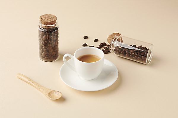 포토 JPG 스튜디오촬영 커피 유리병 사람없음 원두 커피잔 티스푼 쏟아짐 에스프레소 홈카페 에스프레소잔 국내포토 음료 모션 병_용기 잔 실내 숟가락 카페 파일형식