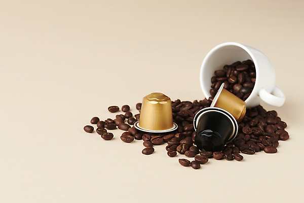 포토 JPG 스튜디오촬영 커피 사람없음 원두 커피잔 쏟아짐 홈카페 에스프레소잔 캡슐커피 국내포토 음료 모션 잔 실내 카페 파일형식
