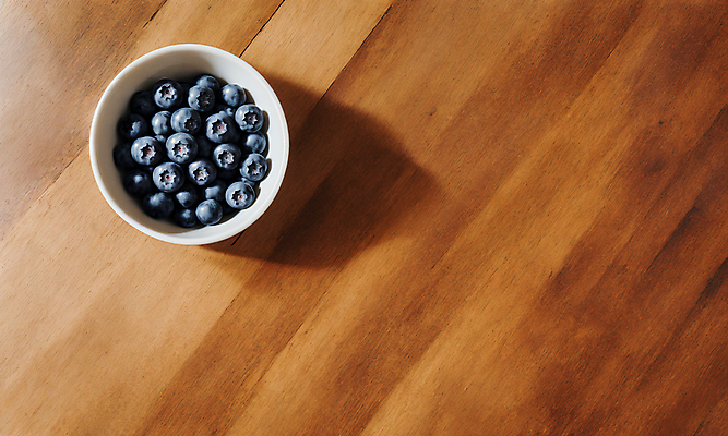 JPG 스튜디오촬영 편집이미지 그릇 사람없음 나뭇결 담기 블루베리 카피스페이스 편집실사 AI포토 AI콘텐츠 식기 과일 모션 실내 공백 CG 파일형식