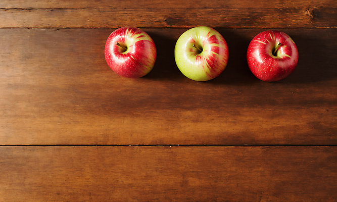 JPG 스튜디오촬영 편집이미지 사람없음 나뭇결 사과 일렬 카피스페이스 편집실사 AI포토 AI콘텐츠 과일 실내 공백 CG 파일형식