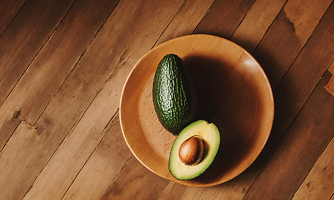 JPG 스튜디오촬영 편집이미지 단면 사람없음 나뭇결 아보카도 나무접시 카피스페이스 편집실사 AI포토 AI콘텐츠 접시 과일 실내 공백 CG 파일형식