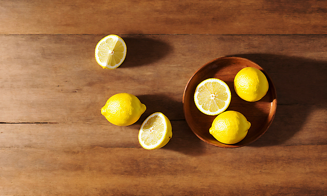 JPG 스튜디오촬영 편집이미지 단면 사람없음 나뭇결 레몬 나무접시 카피스페이스 편집실사 AI포토 AI콘텐츠 접시 과일 실내 공백 CG 파일형식