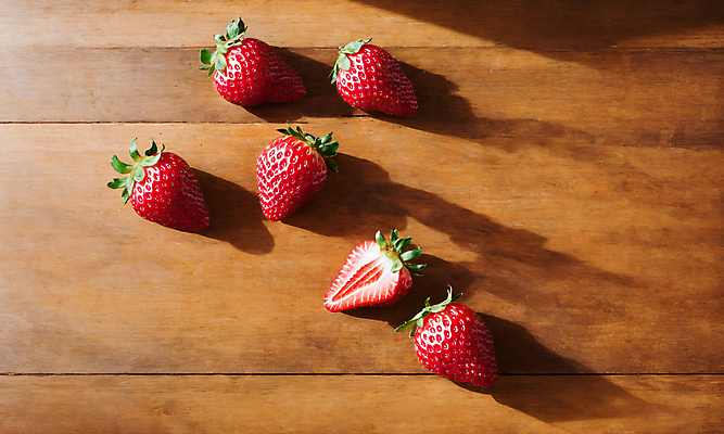 JPG 스튜디오촬영 편집이미지 딸기 단면 사람없음 나뭇결 카피스페이스 편집실사 AI포토 AI콘텐츠 과일 실내 공백 CG 파일형식